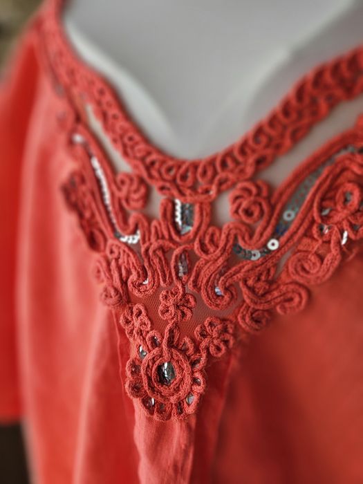 Koralowa lniana bluzka damska  z ozdobną aplikacją – 100% len, XL/X