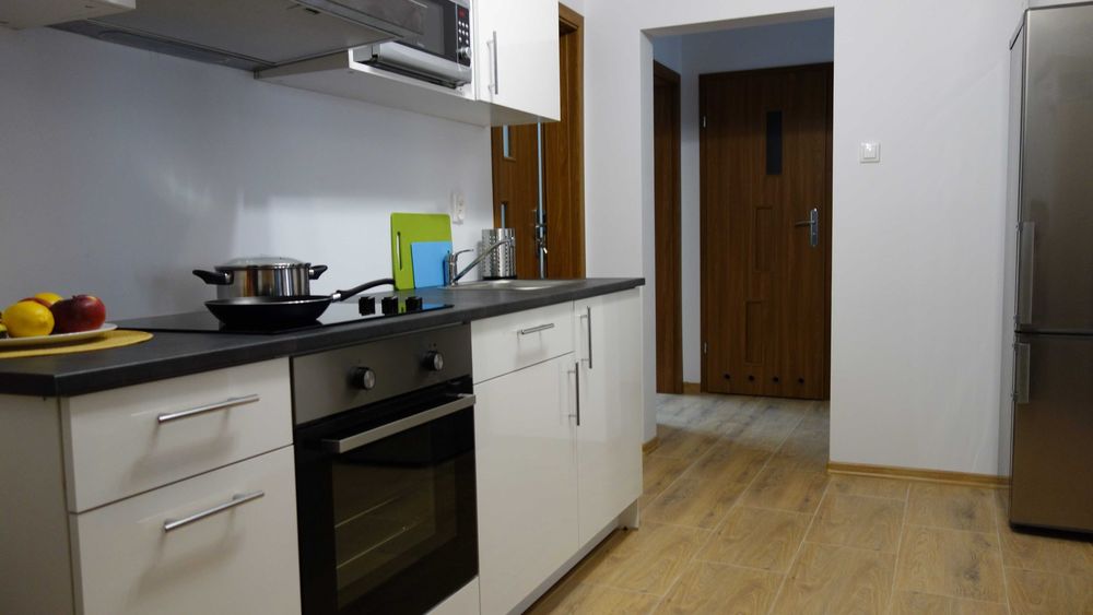 Pokój z balkonem na zielonych bielanach.