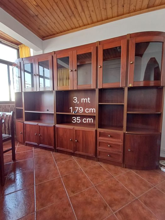 Móvel e mesa sala com cadeiras