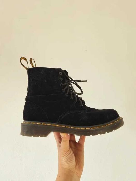 Dr. Martens Pascal velvet welurowe czarne buty trzewiki martensy