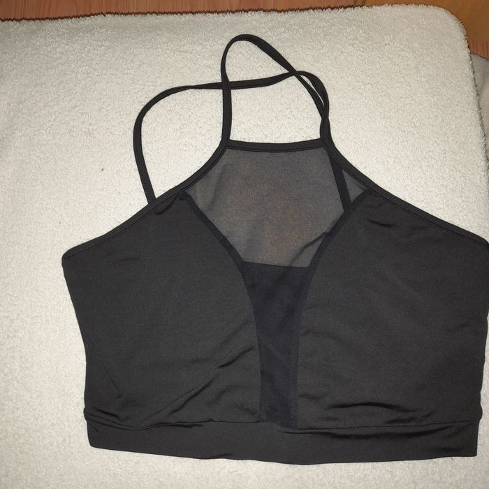 Top preto aberto atrás