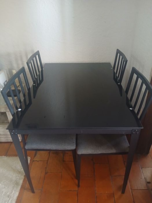 Mesa de com tampo em vidro e 4 cadeiras