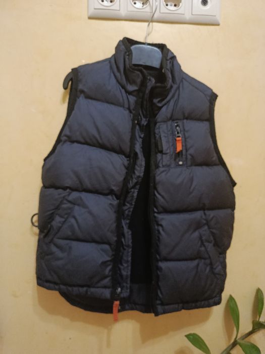 Пухова жилетка безрукавка Gap 5-6 років