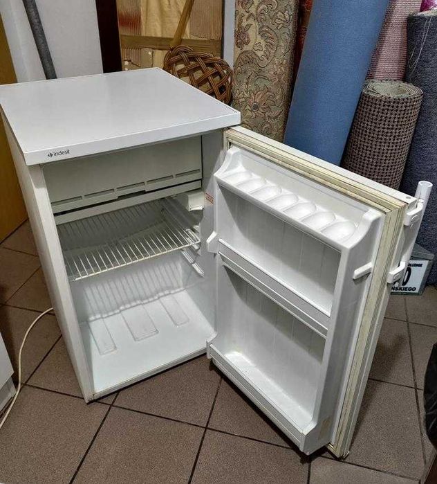 Lodówka Indesit mała na wysokość blatu ( uszkodzona )