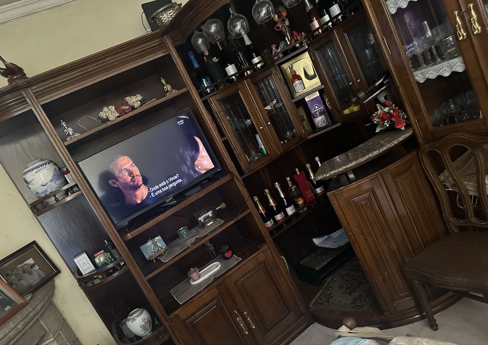 Móvel usado em bom estado emcluindo cristaleira e bar