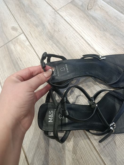 Стильні шкіряні босоніжки m&s