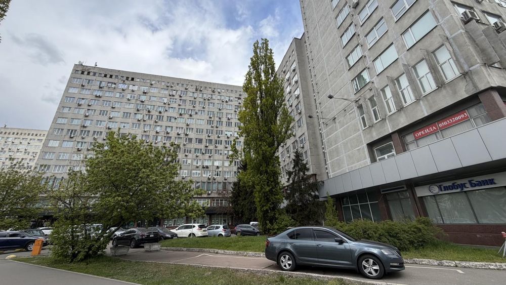 Оренда паркомісць на вул. Євгена Сверстюка,23
