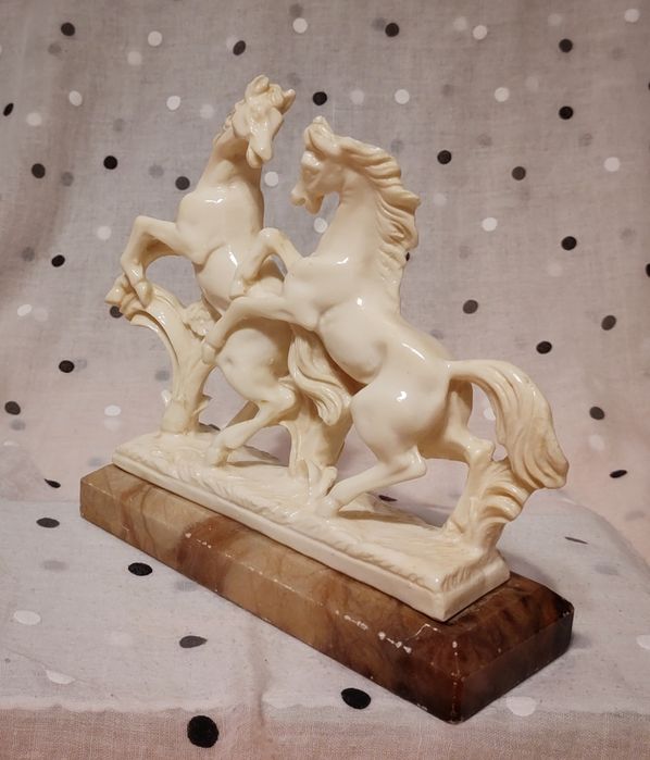 Konie, figurka, statuetka, rzeźba na kamiennej podstawie.