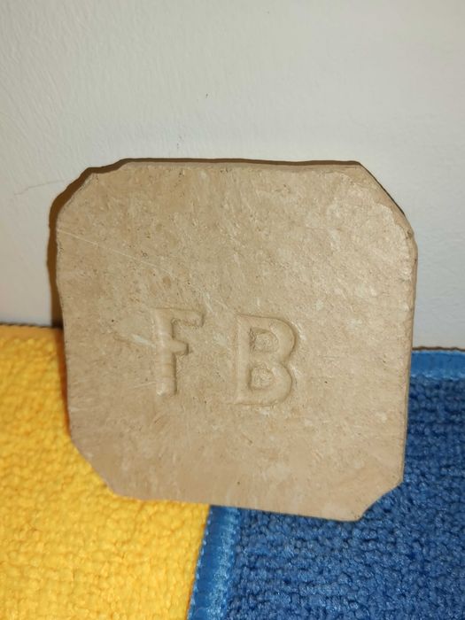 Pequena placa de cerâmica (FLORES) da Fábrica Bordalo Pinheiro.