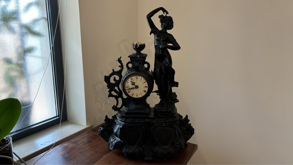 Relógio de Mesa Antigo com Figura Feminina – Estilo Francês Rococó