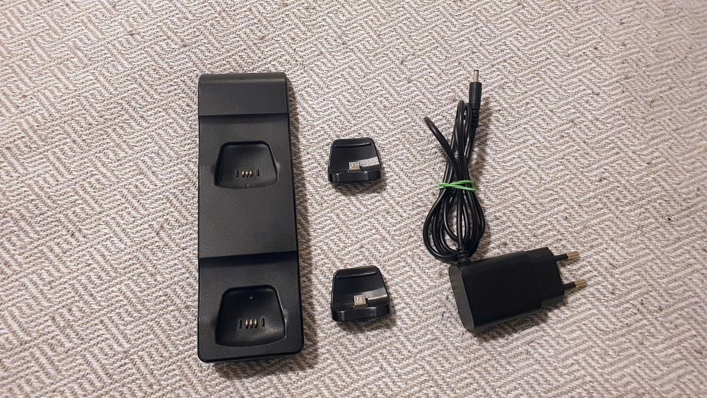 Magnetyczna stacja dokująca na 2 pady PS4 PlayStation 4