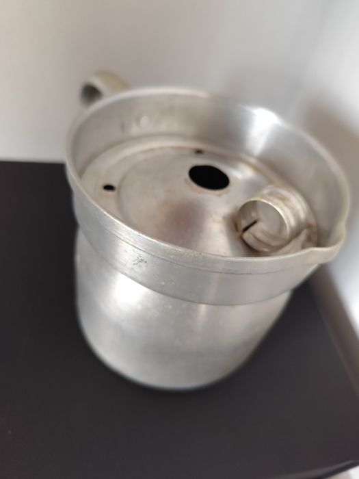 Antigo fervedor de leite e cafeteira em alumínio