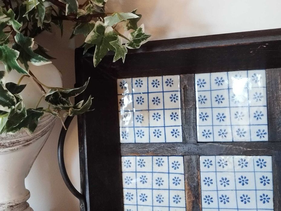 Tabuleiro / Bandeja em Madeira antiga e Azulejo