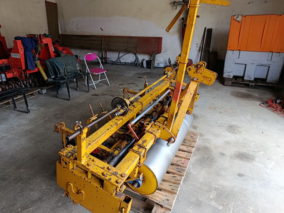 Máquina de espalhar plástico.