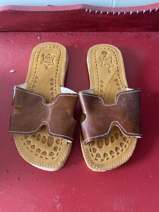 Chinelos em pele a estrear