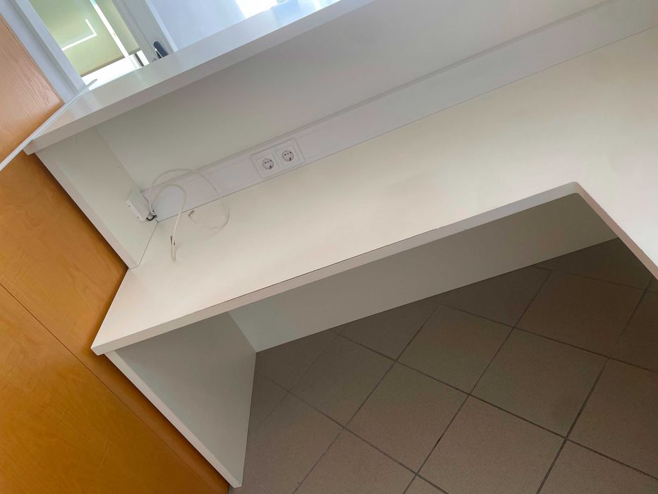 Balcão de Receção Branco Moderno – 186/135cm. Ideal para Clínicas, Escritórios ou Lojas
