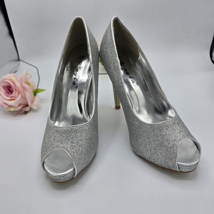 Przepiękne srebrne brokatowe buty z odkrytymi palcami r.40