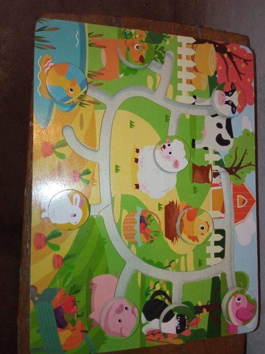 drewniany labirynt ze zwierzętami z farmy