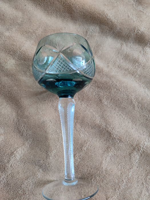 Цей предмет є вінтажним келихом із кольорового кришталю,