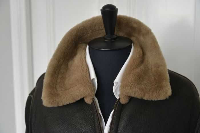 Blusão estilo aviador em pele de ovelha