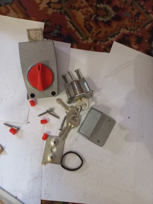 Ключ винтовой  замок накладнойи не только