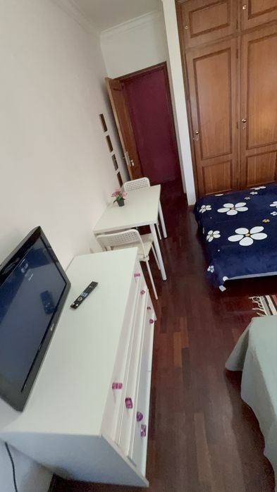 Quarto com 2 camas em Massamá a 600 m da estação de comboio