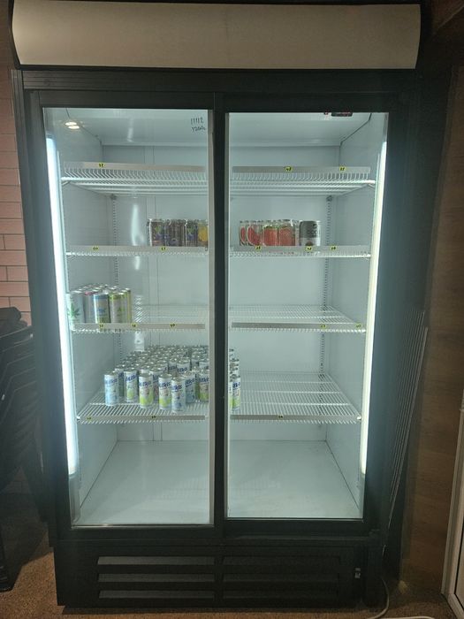 Вітриний Холодильник для напоїв і кондитерська вітрина