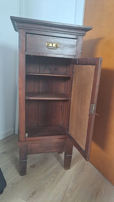 Móvel antigo com vidro canelado e gaveta