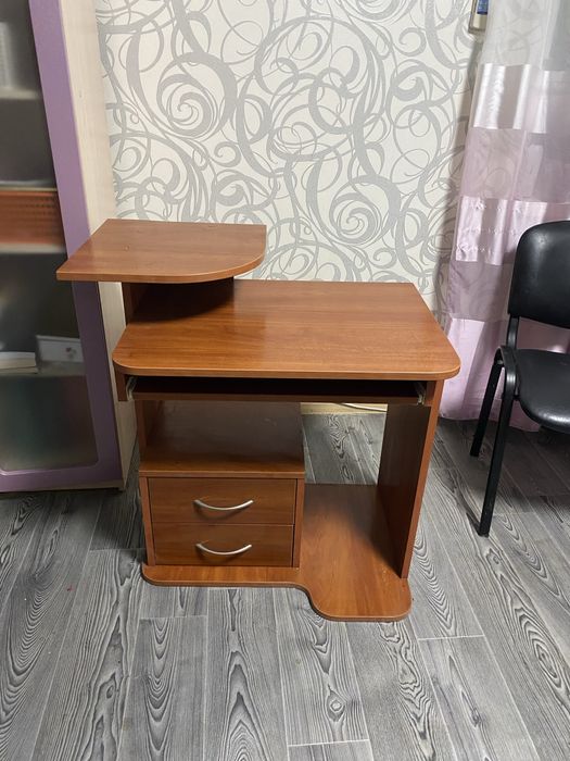 Компактний компютерний столик