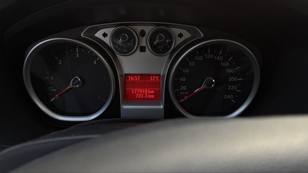 Ford Focus 2010 cinzento