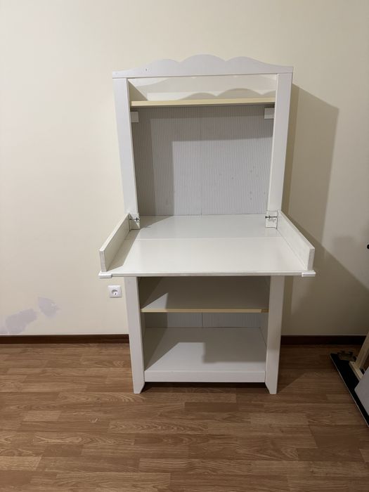 Secretária branca com estante