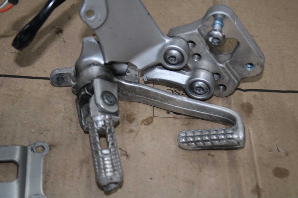 Set Prawy Podnóżek Dźwignia Hamulca Suzuki GSXR 750 K6 K7 06-07, 600