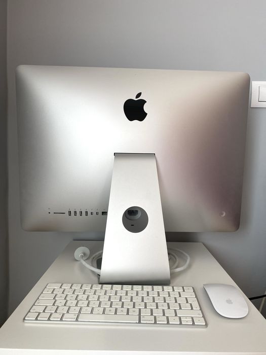 iMac 21.5" (Late 2015) - Intel i5 | 16GB RAM | Com Rato e Teclado Apple