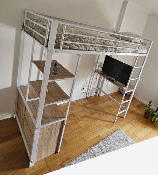 Cama Alta com escadas verticais, secretária e arrumação por baixo