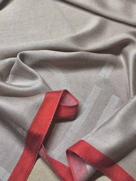 Szal Chusta CALVIN KLEIN Beżowy Logowany Czerwona Ramka Wiskoza