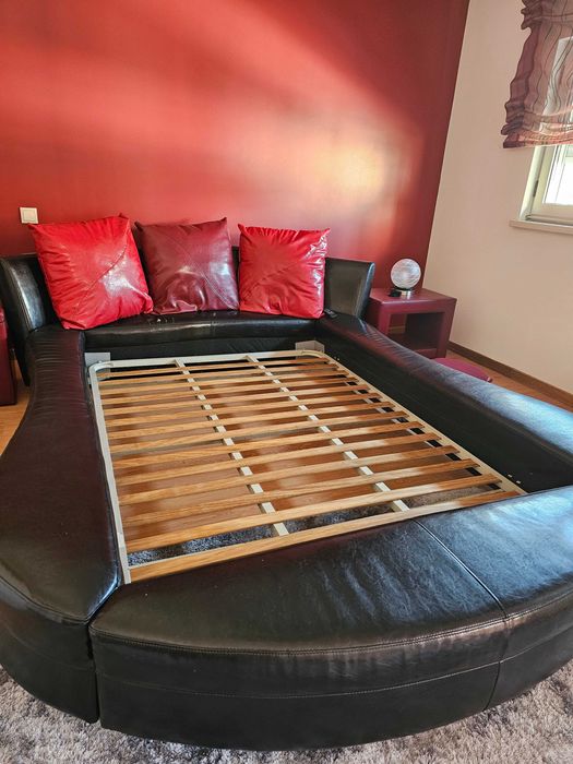 Cama oval com estrado