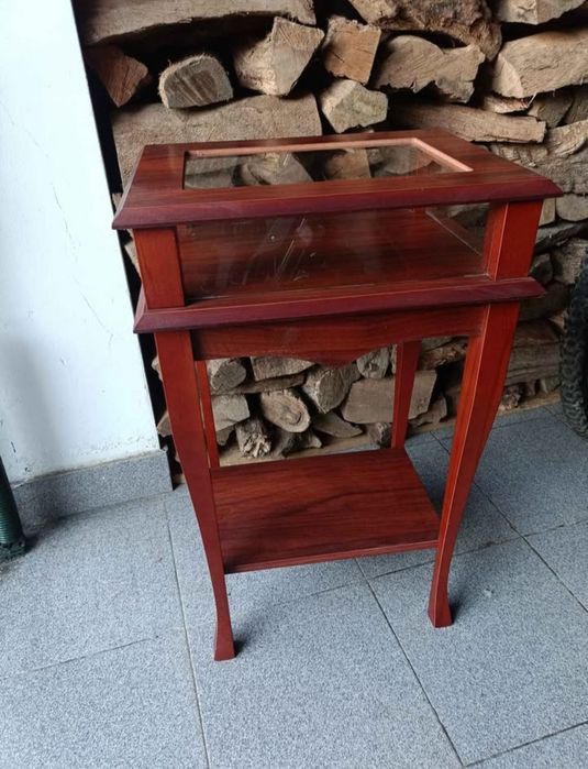 Mesa vitrine com tampo de abrir