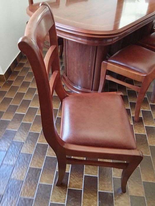 Mesa de sala e cadeiras em mogno