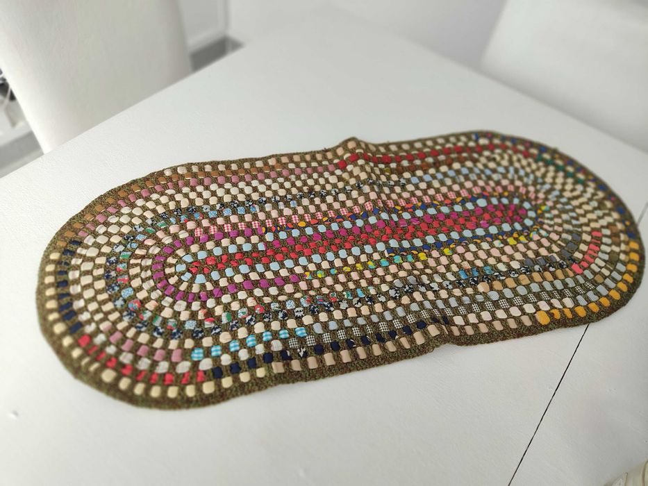 Tapete em artesanato manual com crochet e pano