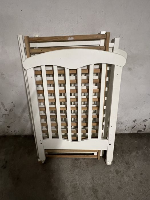 Cama de grades da trama e colchao