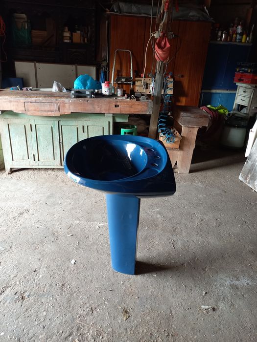 Lavatório  de casa de banho usado em bom estado conforme se pode ver