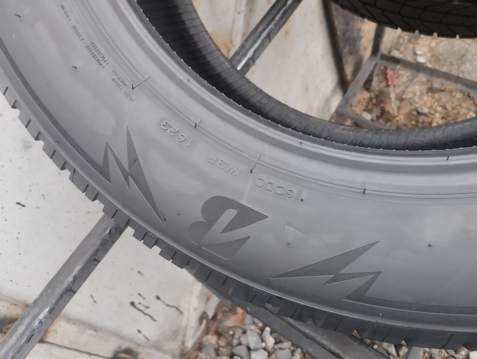 235/60/18 Bridgestone blizzak lm005