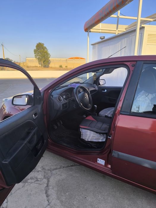 Ford Fiesta em muito bom estado geral