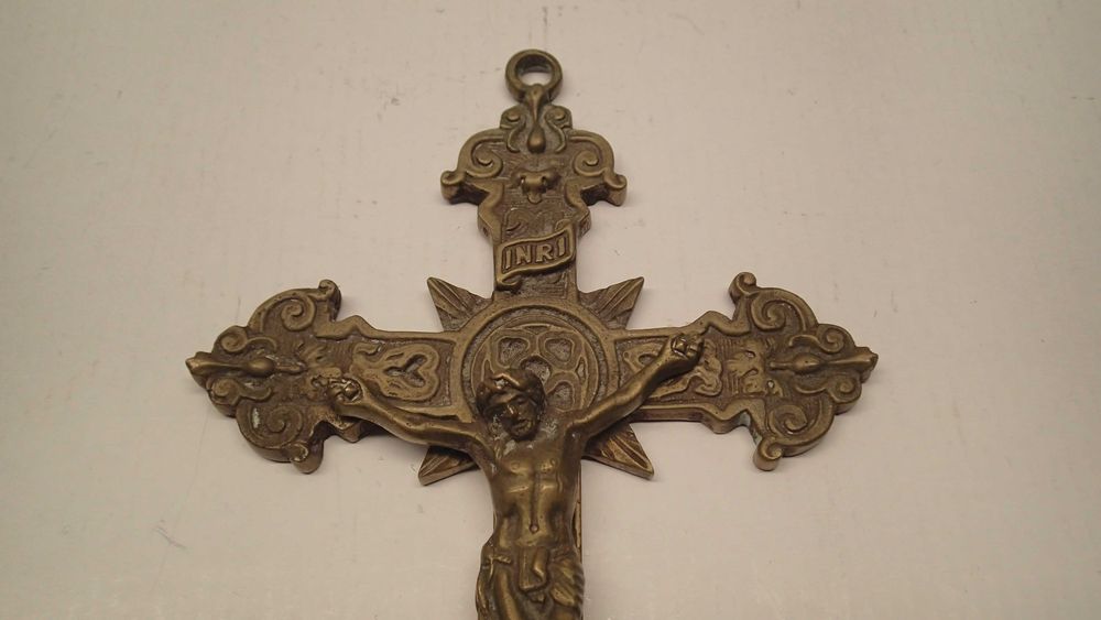 Crucifixos antigos em metal
