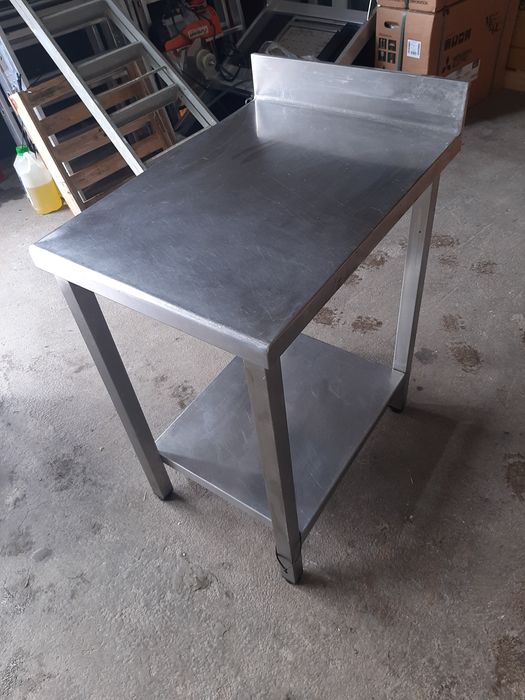 Duas pequenas bancadas em inox