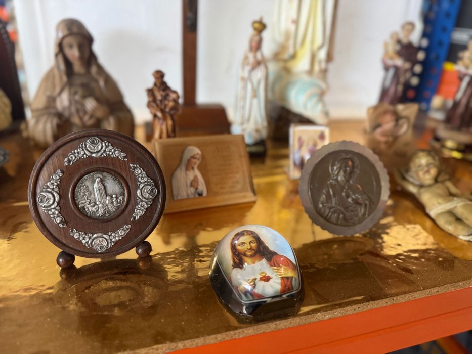 Conjunto de elementos religiosos