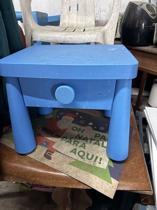 Cama crianca com mesa cabeceira