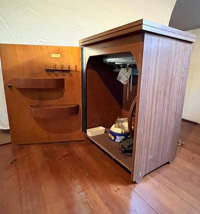 Antiga maquina de costura Alfa com móvel