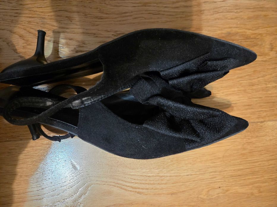 Buty czarne eleganckie z kokardą na malym obcasie zamszowe 40