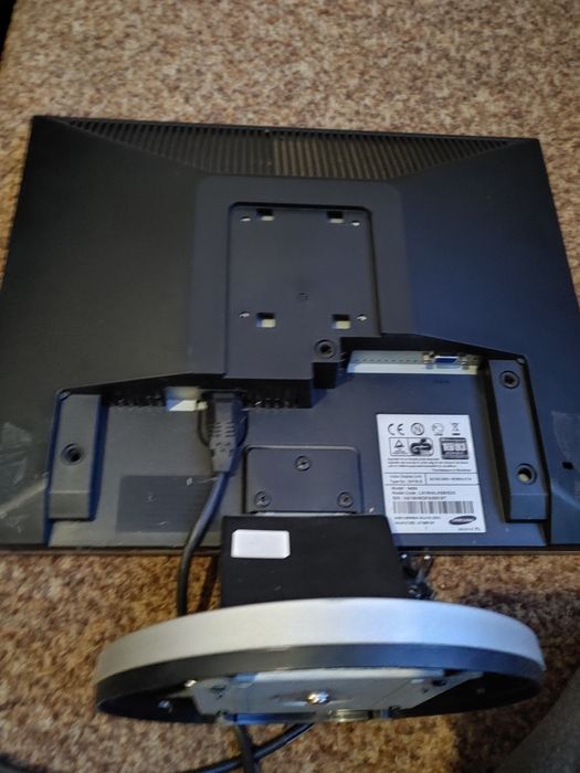 Продам монитор полностью рабочий все провода с комплекте.